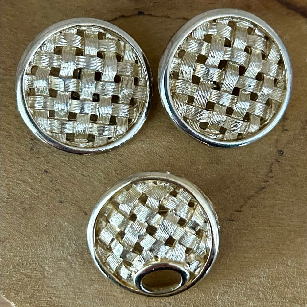 Vintage Sarah Coventry gold tone metal basket weave clip earrings and brooch pin